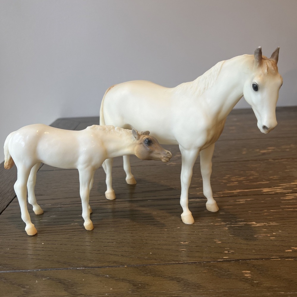 Breyer 3180 Medicine Hat Mare and Foal Gift Set Thoroughbred Nursing Suckling